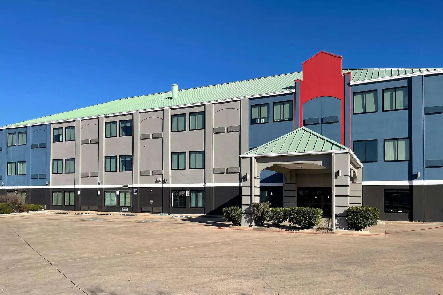 Quality Suites EXTERIOR