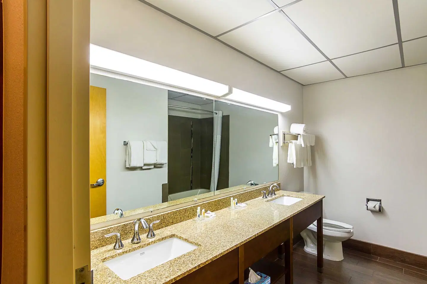 Quality Suites Badezimmer