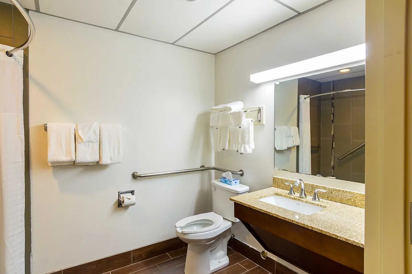 Quality Suites Badezimmer