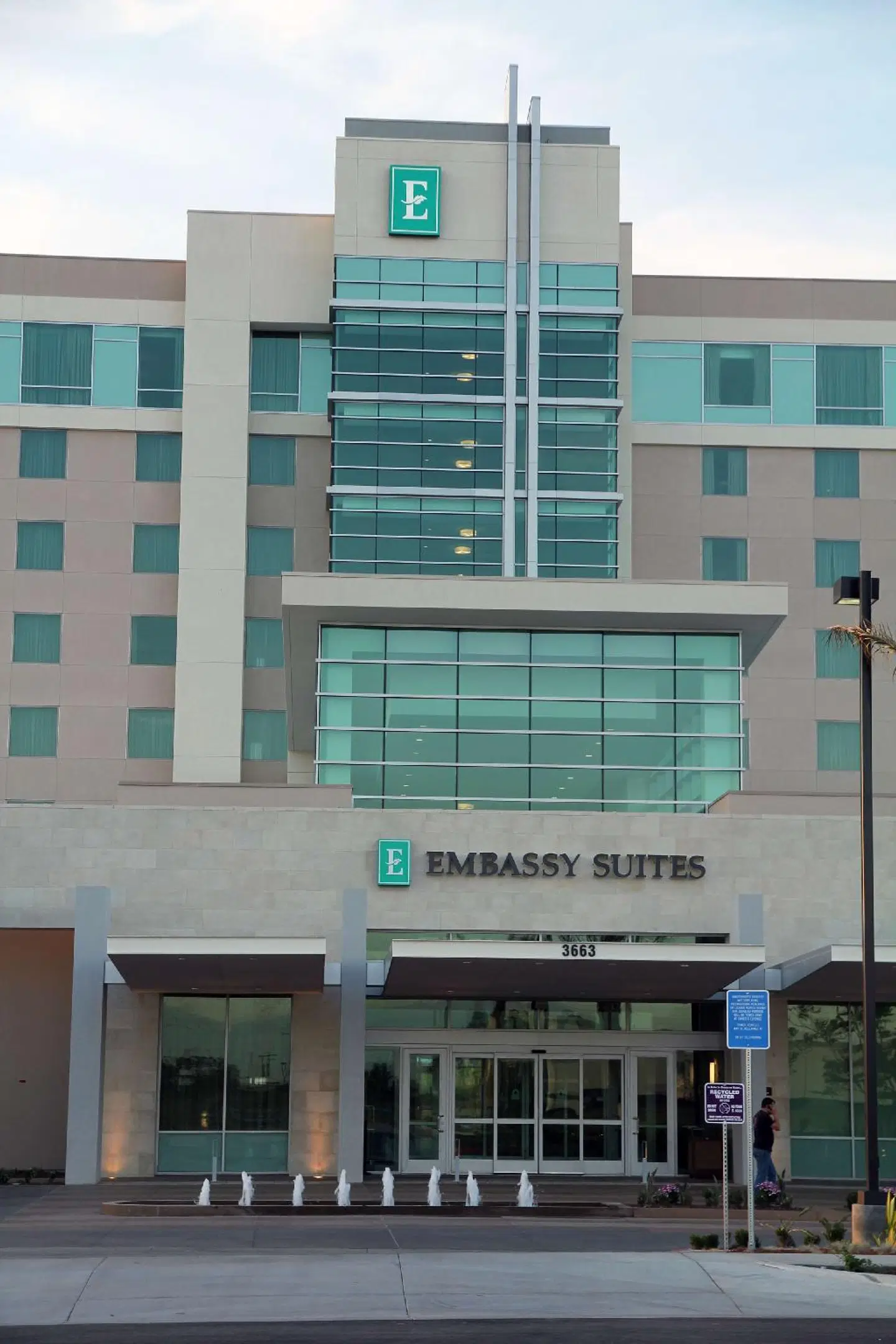 Embassy Suites by Hilton Ontario Airport EXTERIOR