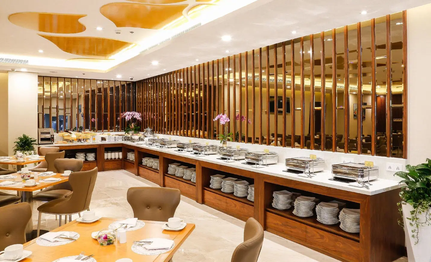 Orchids Hotel Saigon Restaurant