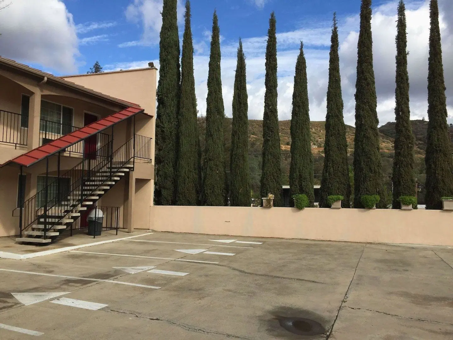 Yosemite Inn EXTERIOR