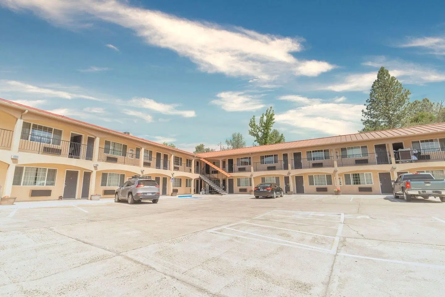 Yosemite Inn EXTERIOR