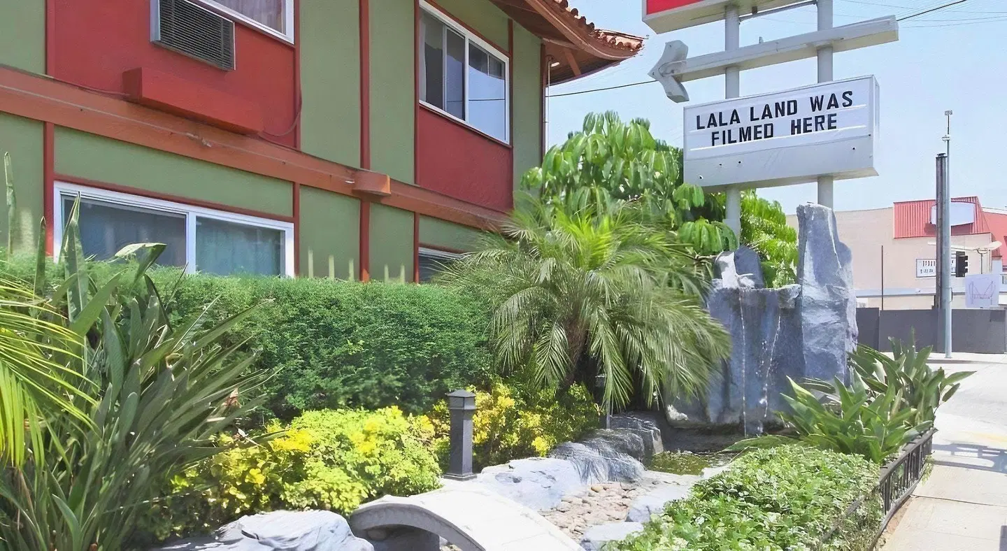 Royal Pagoda Motel EXTERIOR