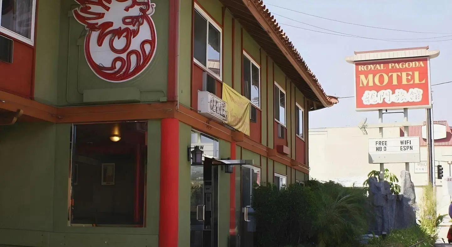 Royal Pagoda Motel EXTERIOR