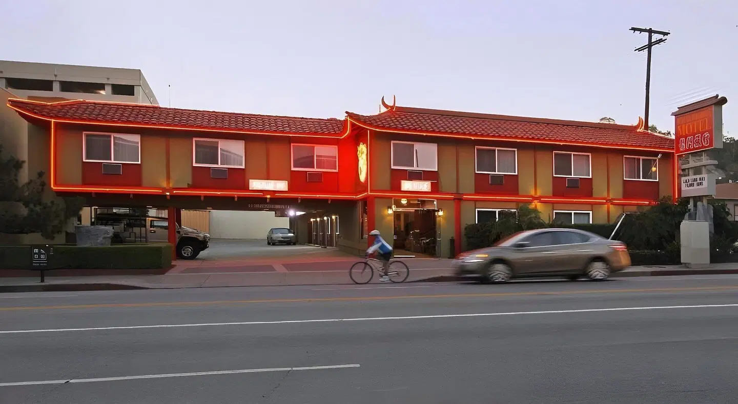 Royal Pagoda Motel EXTERIOR