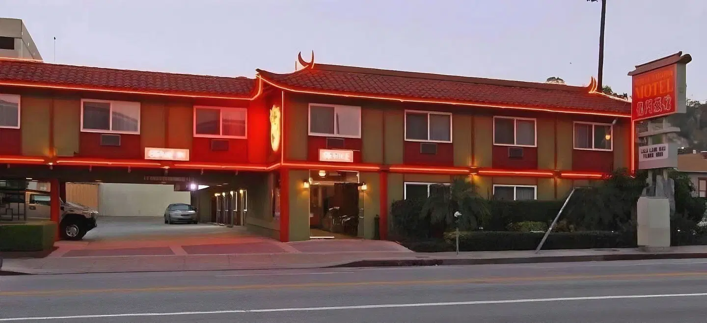 Royal Pagoda Motel EXTERIOR