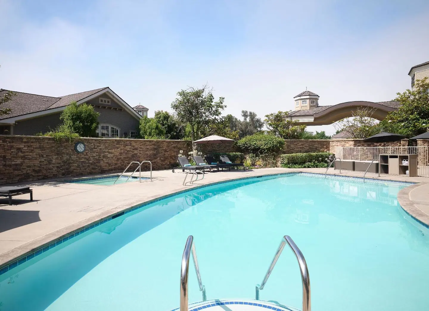 West Inn & Suites OUTDOOR_POOL