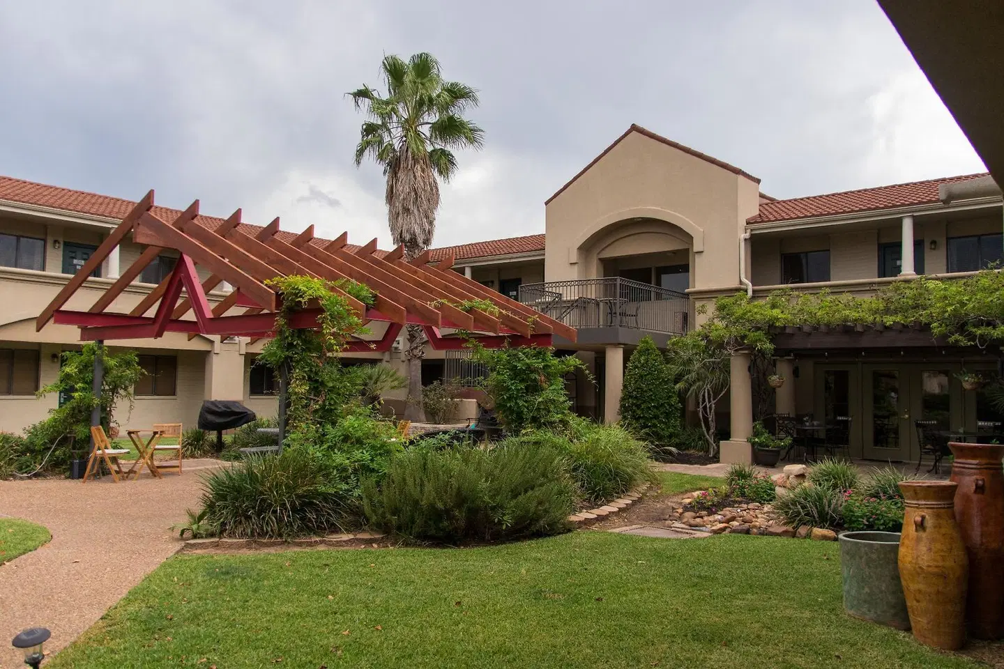 Vineyard Court Designer Suites Hotel EXTERIOR