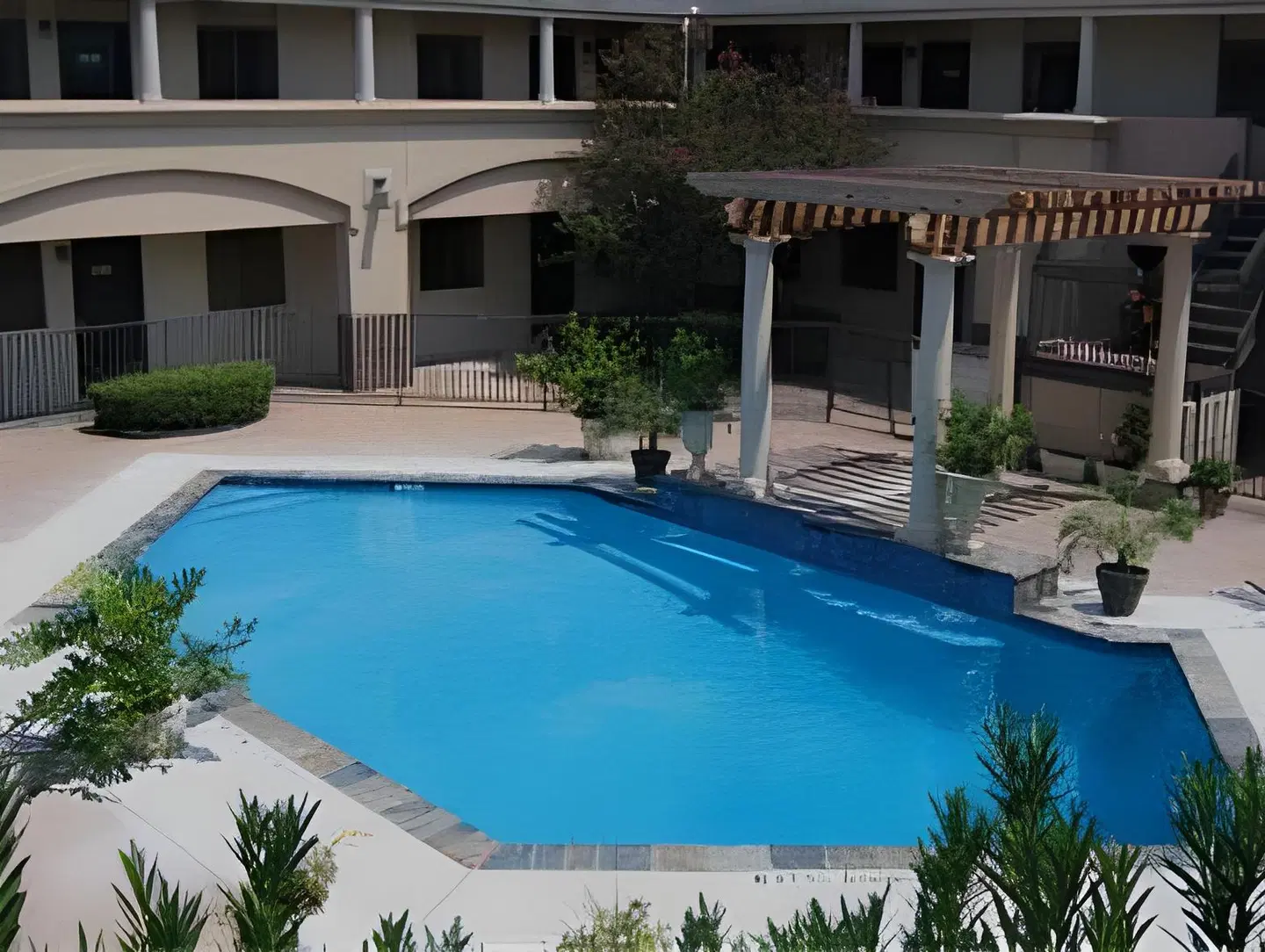 Vineyard Court Designer Suites Hotel OUTDOOR_POOL