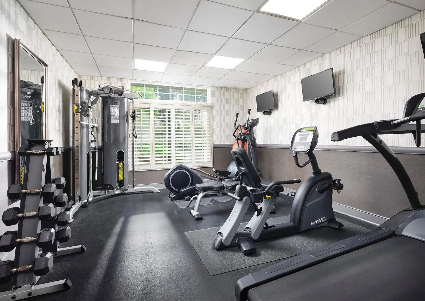 West Inn & Suites SPORTS_AND_LEISURE