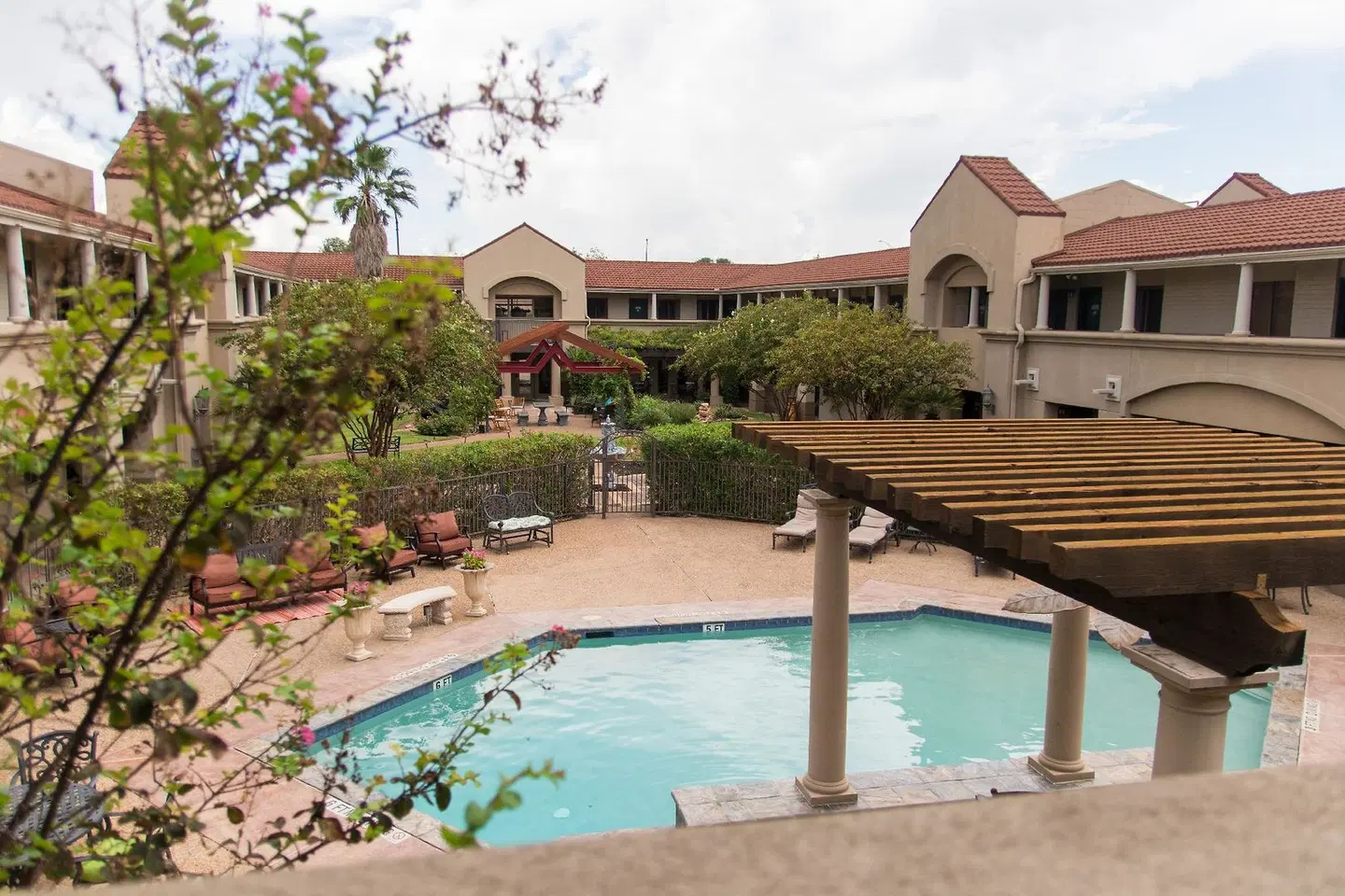 Vineyard Court Designer Suites Hotel EXTERIOR