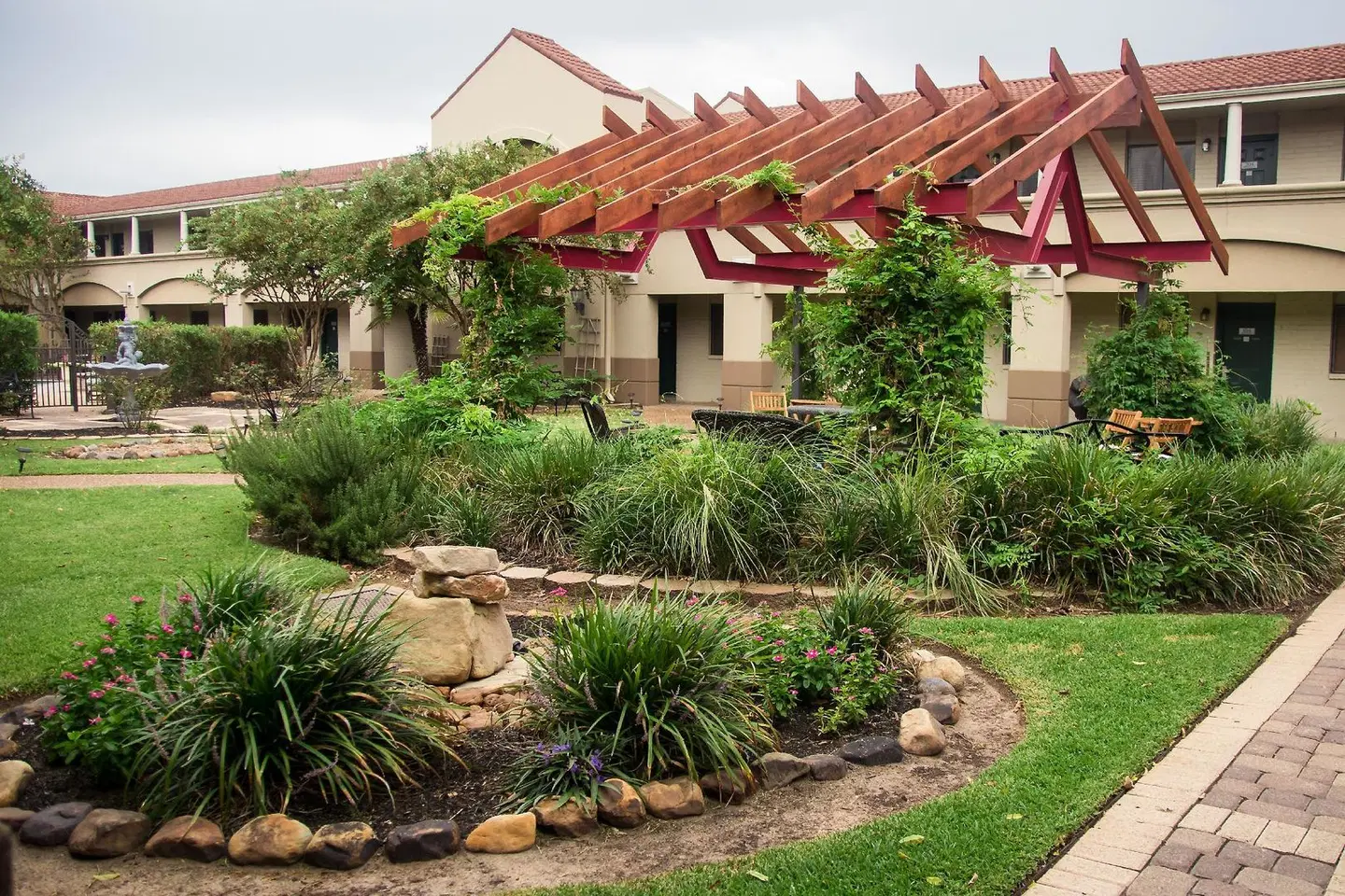 Vineyard Court Designer Suites Hotel EXTERIOR