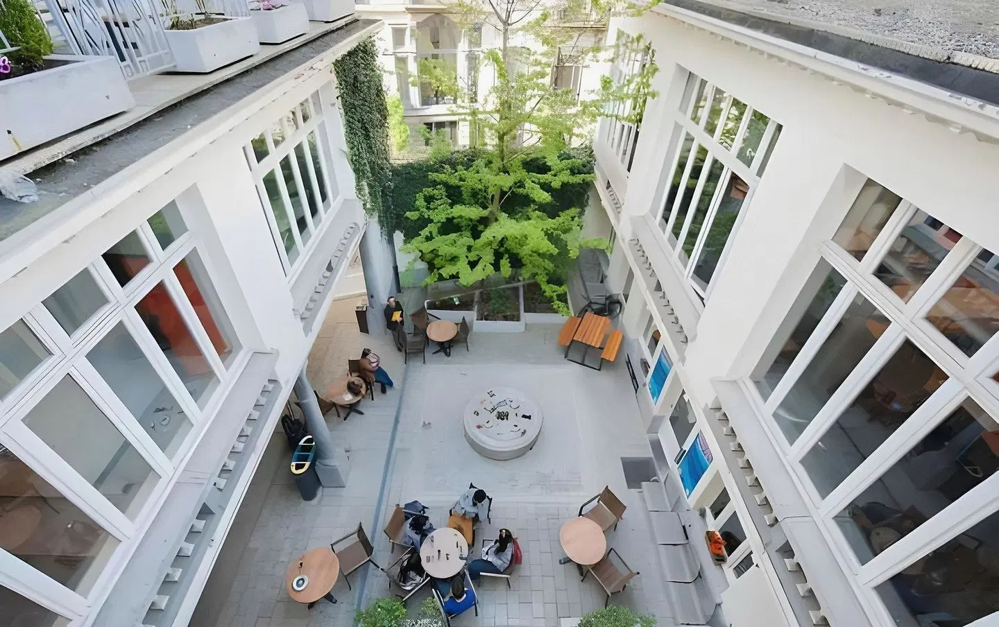 Gîte d'Etape-Auberge de Jeunesse Jacques Brel Terrasse
