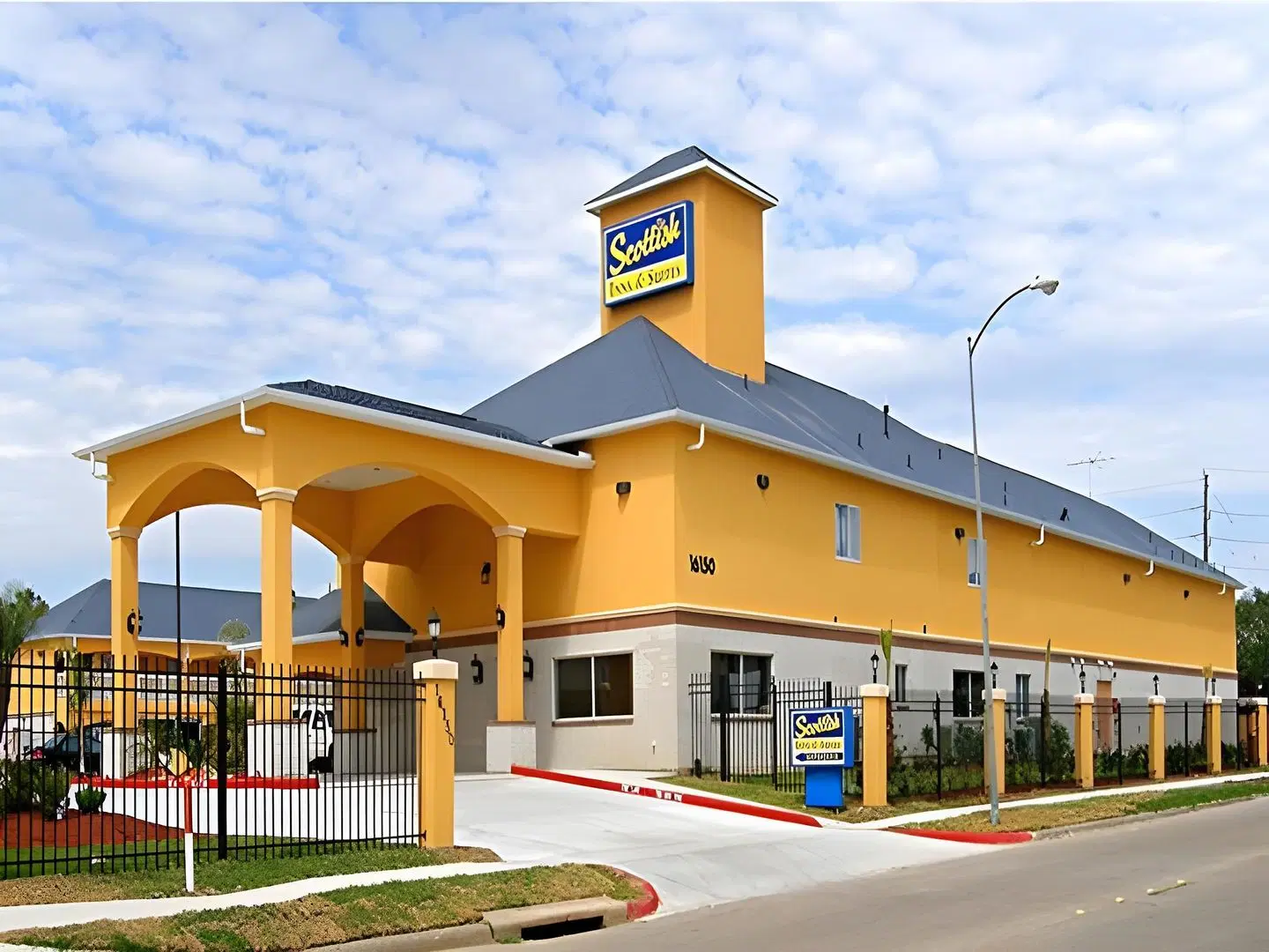 Scottish Inn & Suites Houston EXTERIOR