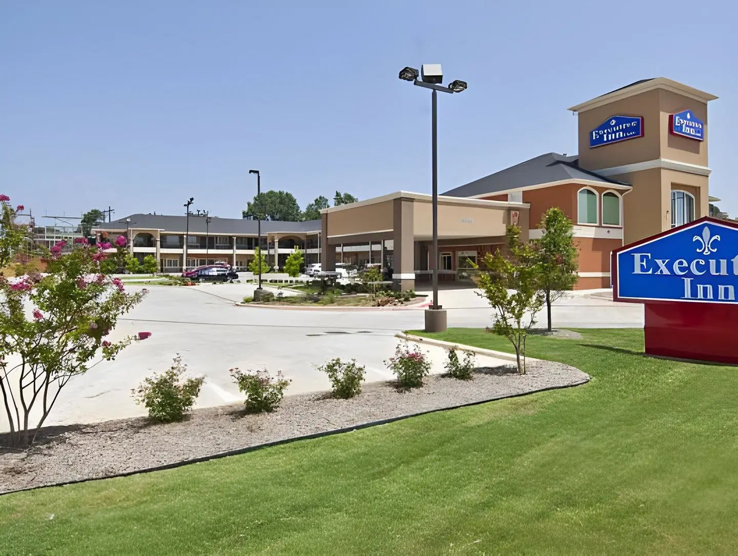 Executive Inn and Suites Tyler EXTERIOR