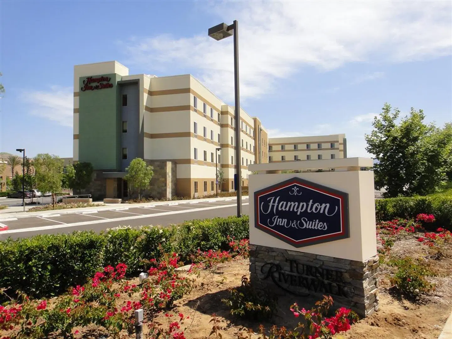 Hampton Inn & Suites Riverside/Corona East EXTERIOR