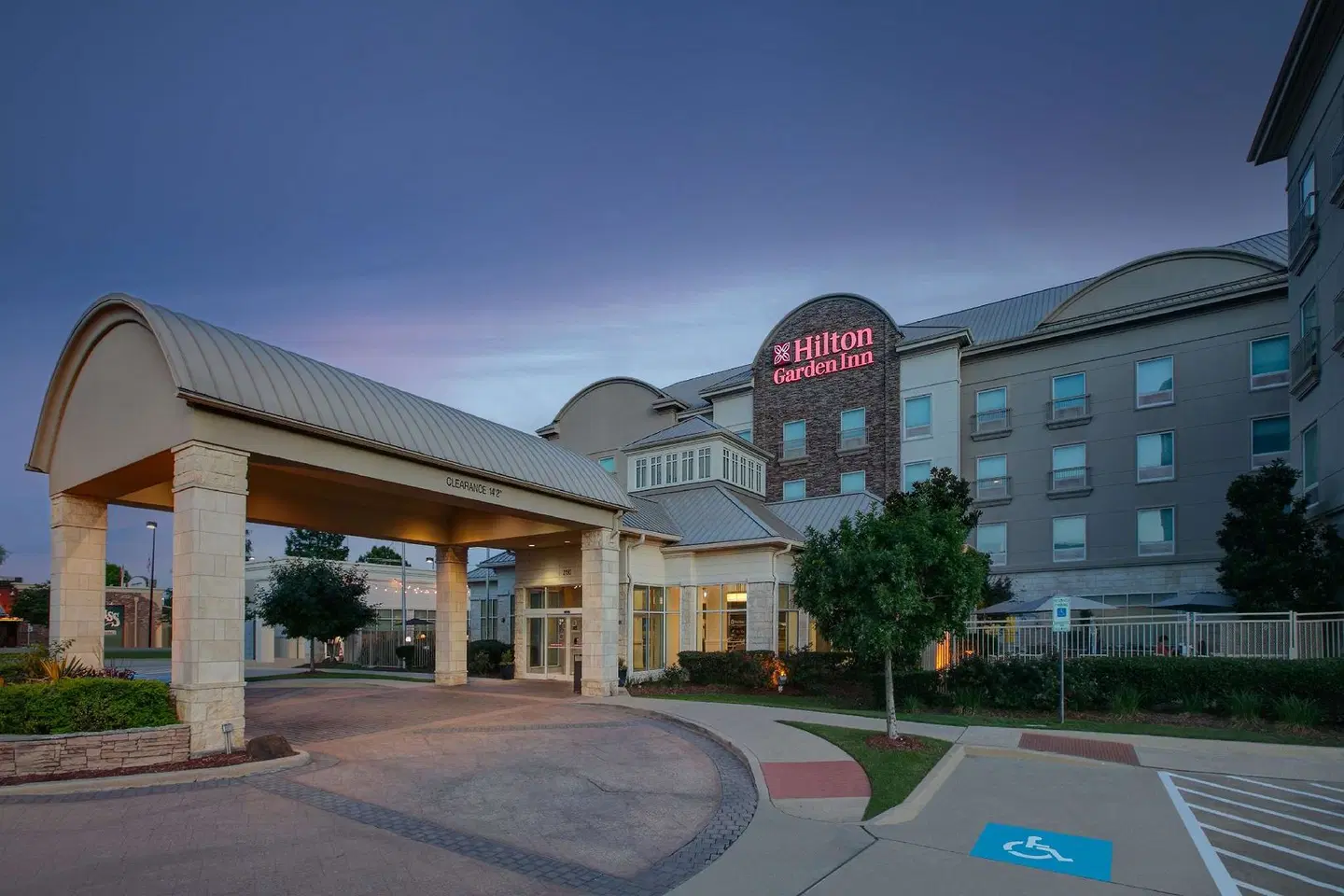 Hilton Garden Inn Dallas Arlington EXTERIOR