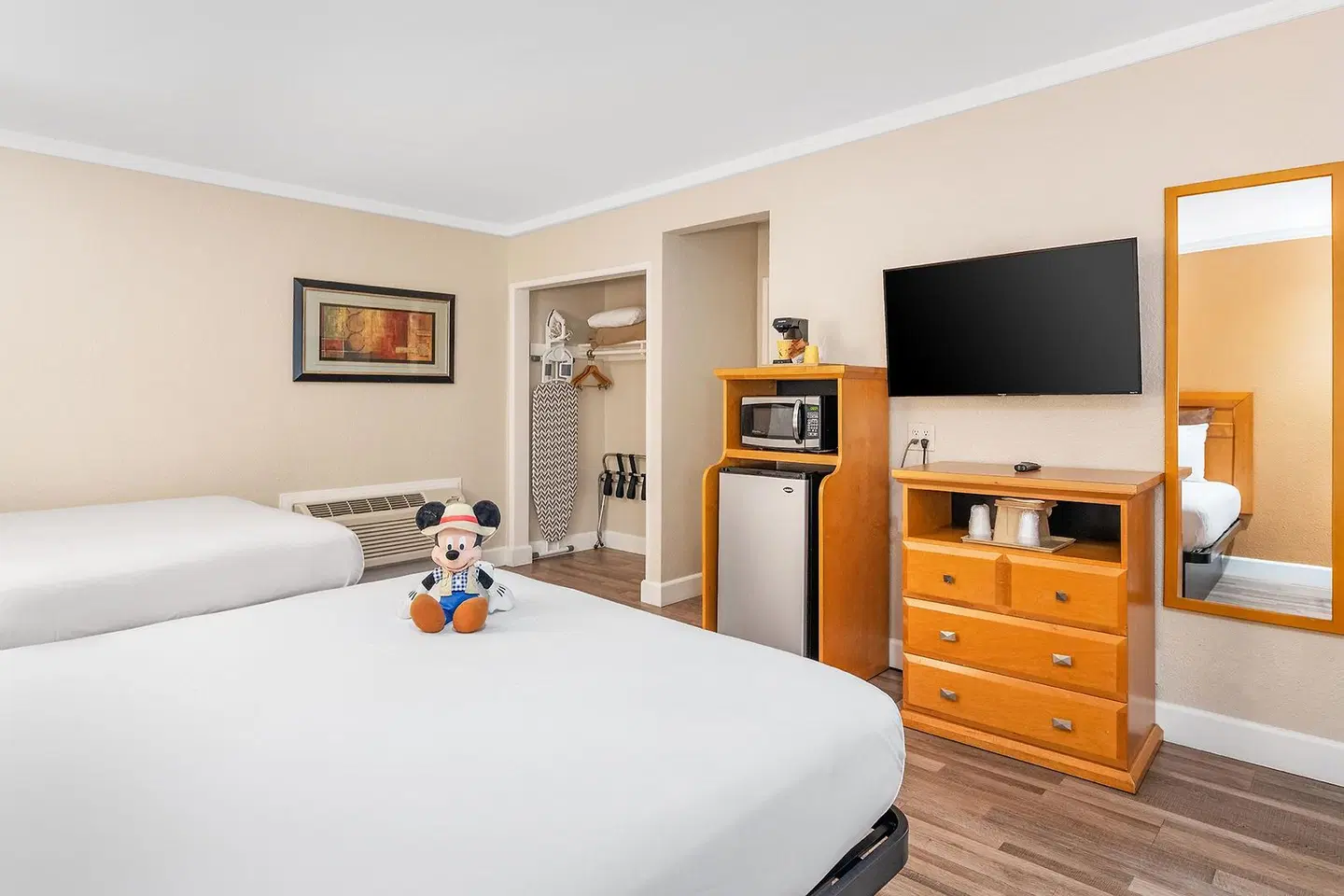 Anaheim Islander Inn & Suites ROOM_EXAMPLE