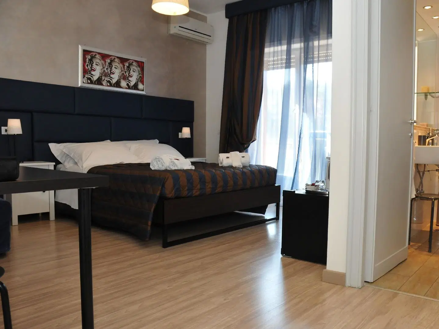 Check-Inn Rooms ROOM_EXAMPLE