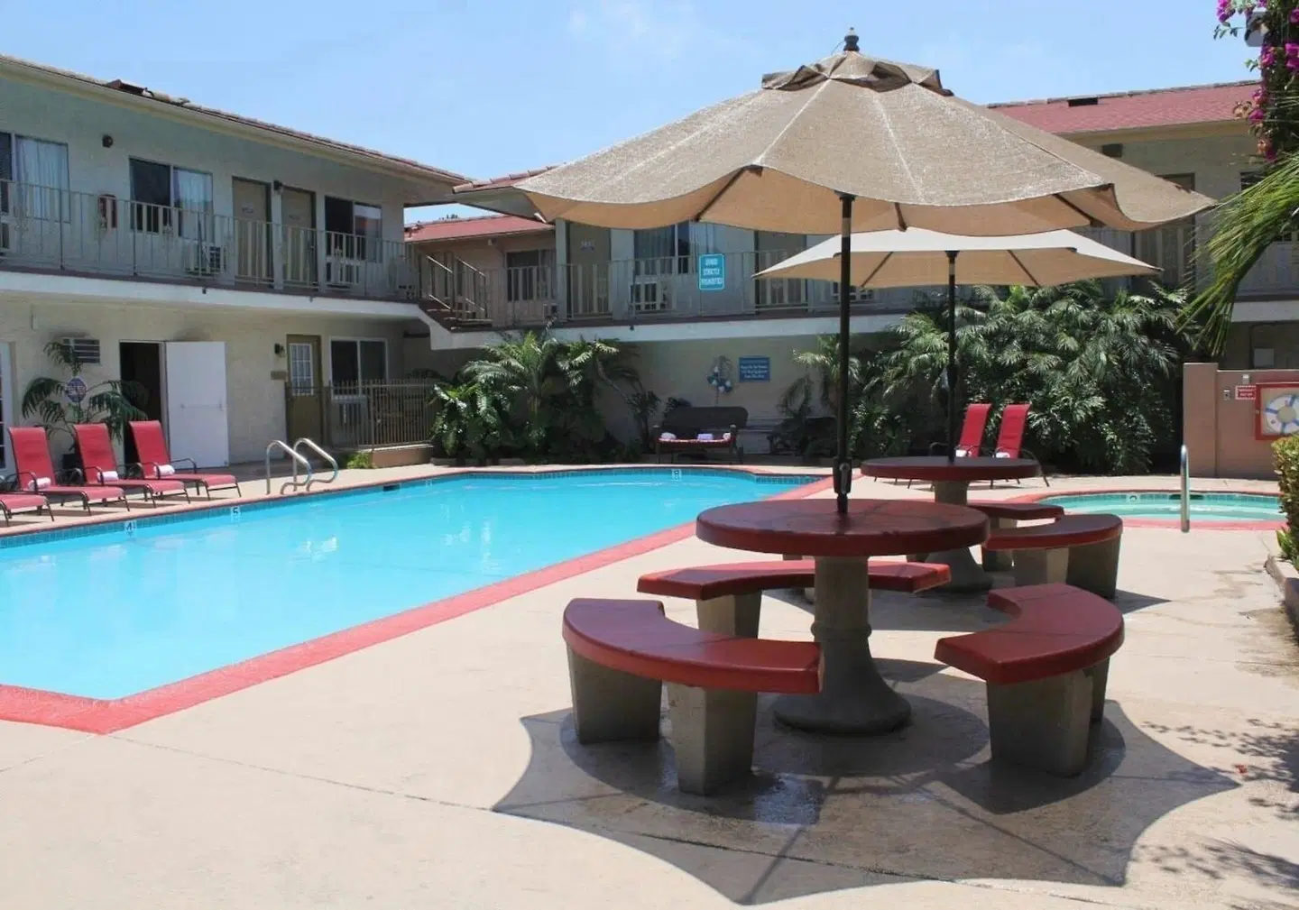 California Suites Hotel OUTDOOR_POOL