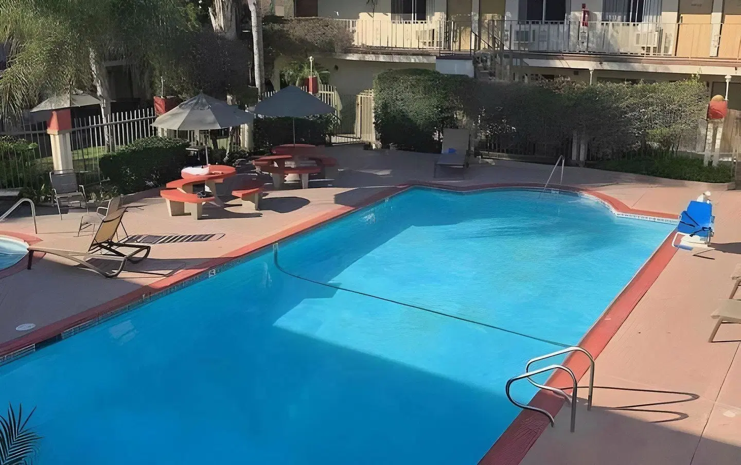 California Suites Hotel OUTDOOR_POOL