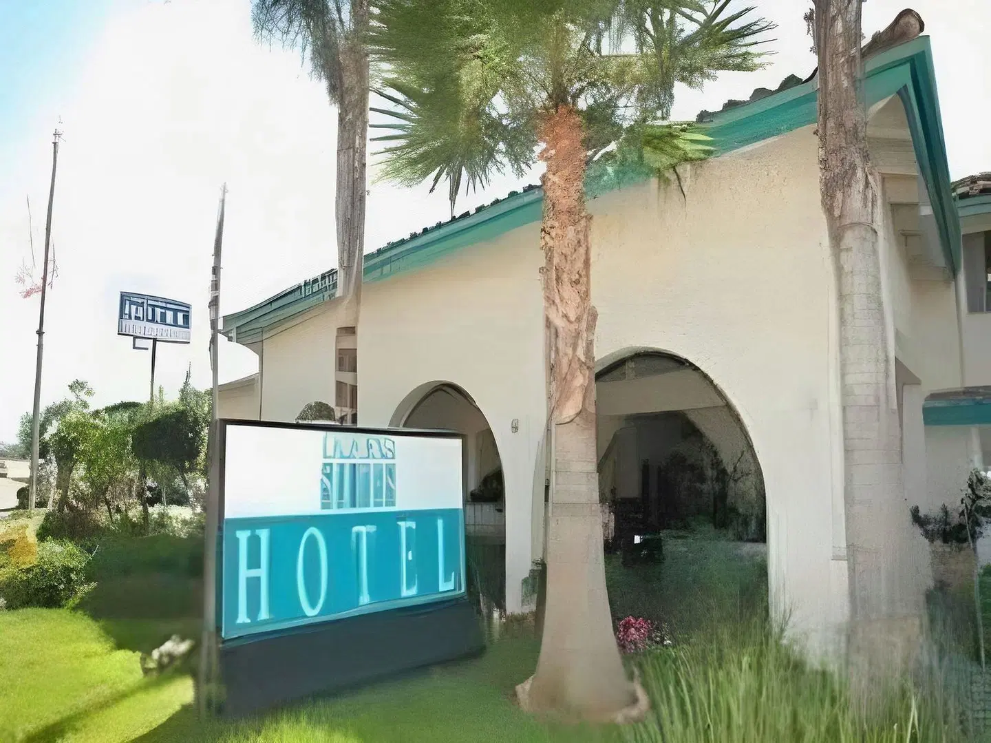 California Suites Hotel EXTERIOR