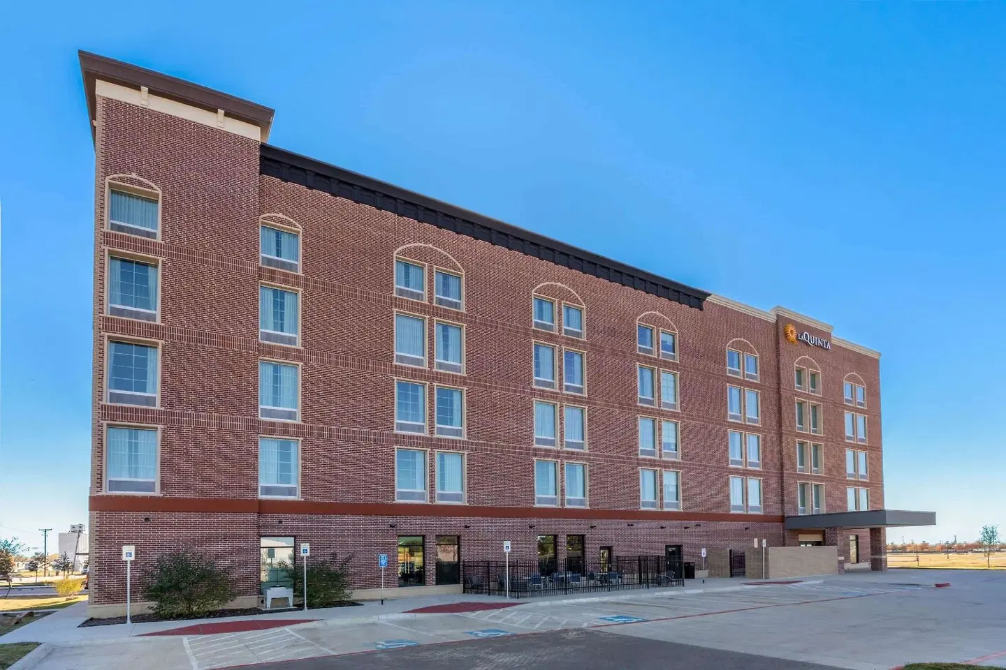 La Quinta Inn & Suites by Wyndham Frisco EXTERIOR
