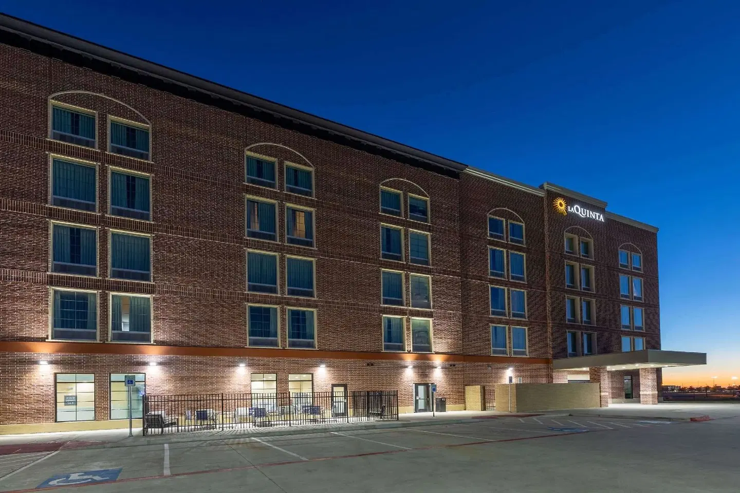 La Quinta Inn & Suites by Wyndham Frisco EXTERIOR
