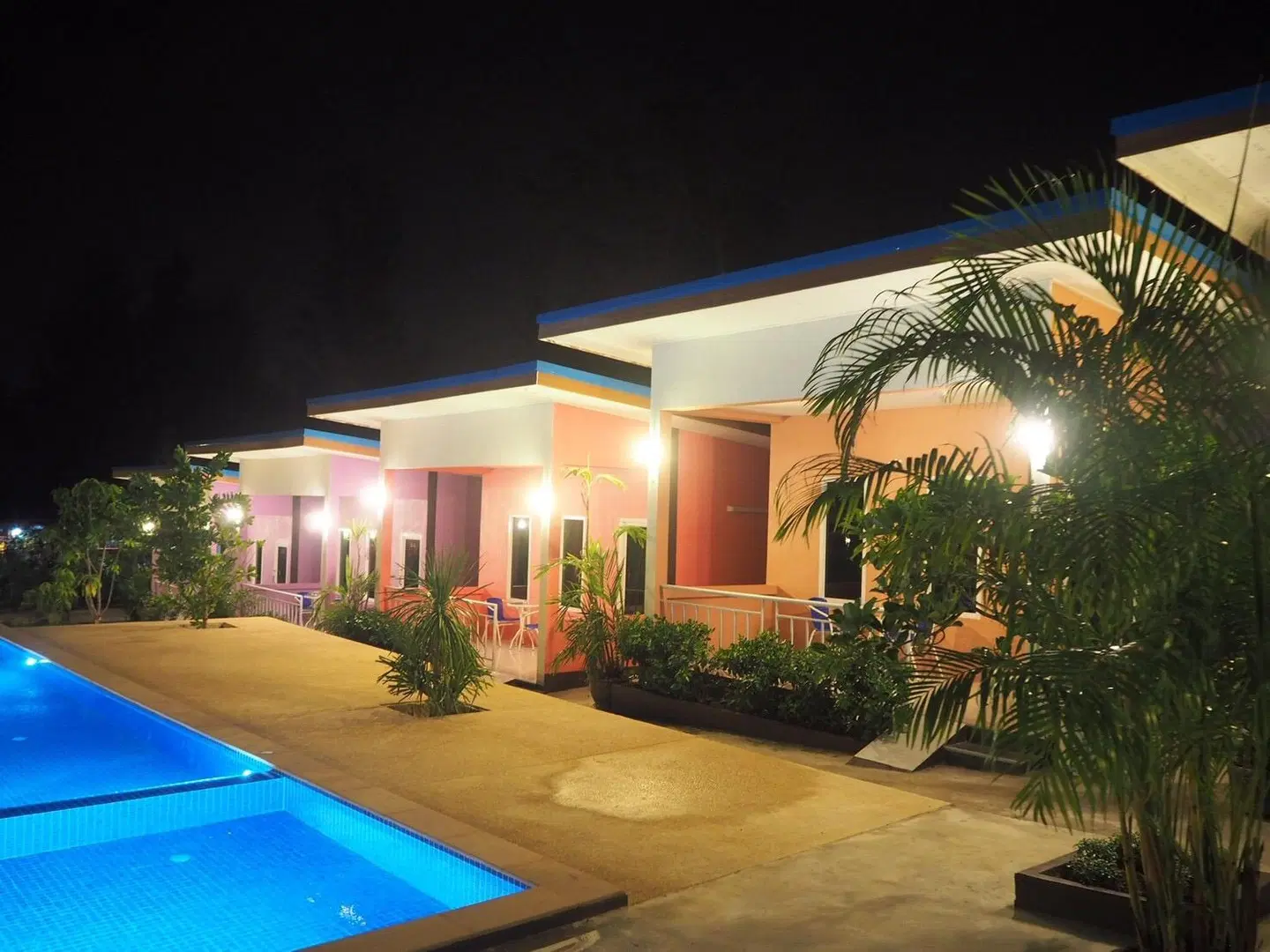 At Night Airport Resort Hallenbad
