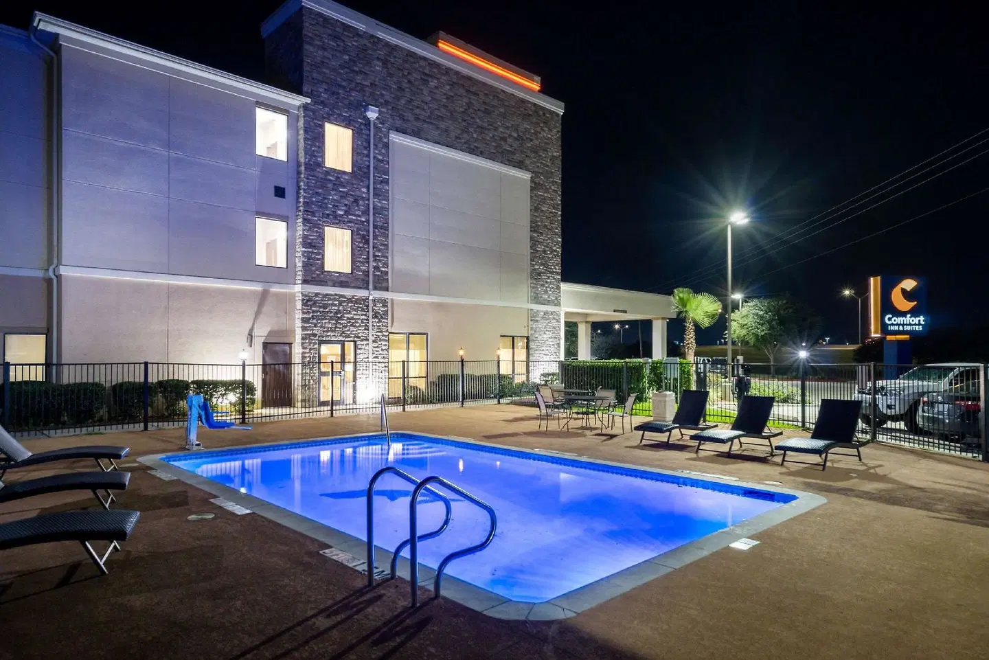Comfort Inn & Suites Victoria North OUTDOOR_POOL
