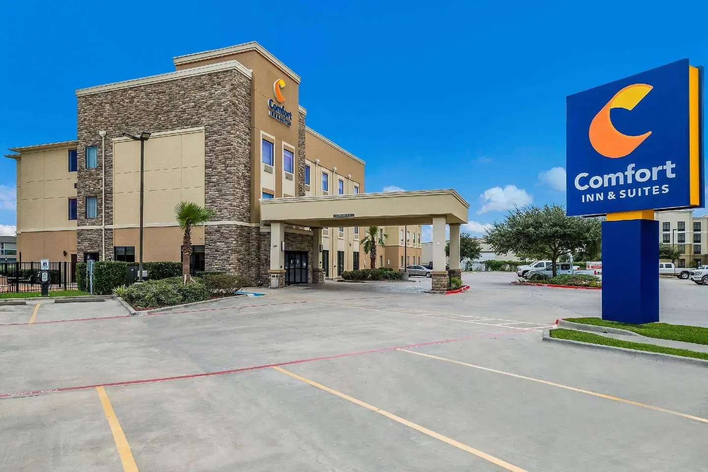 Comfort Inn & Suites Victoria North EXTERIOR