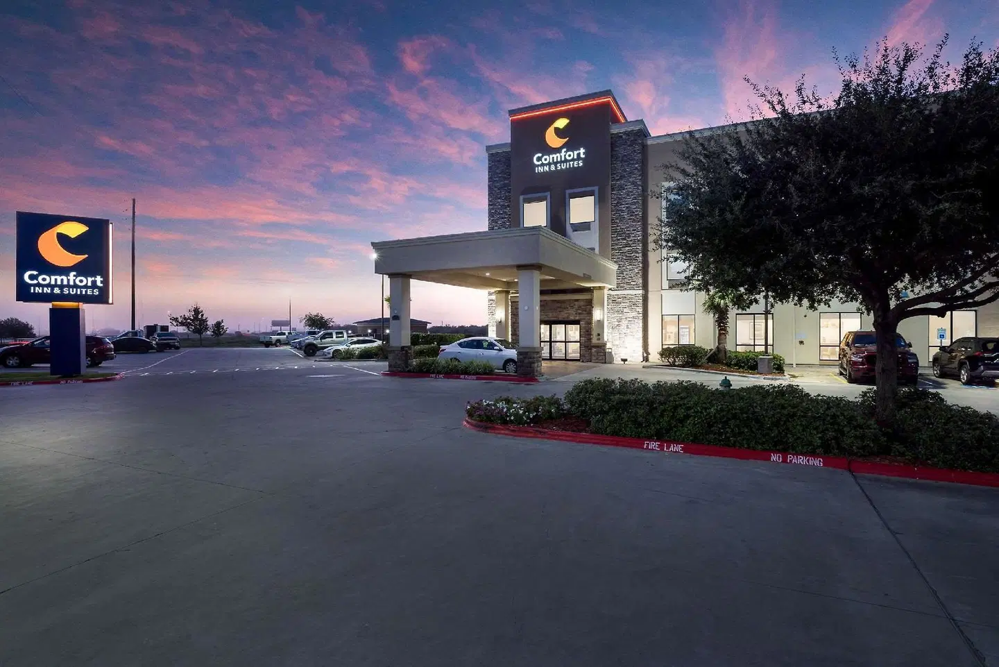 Comfort Inn & Suites Victoria North EXTERIOR
