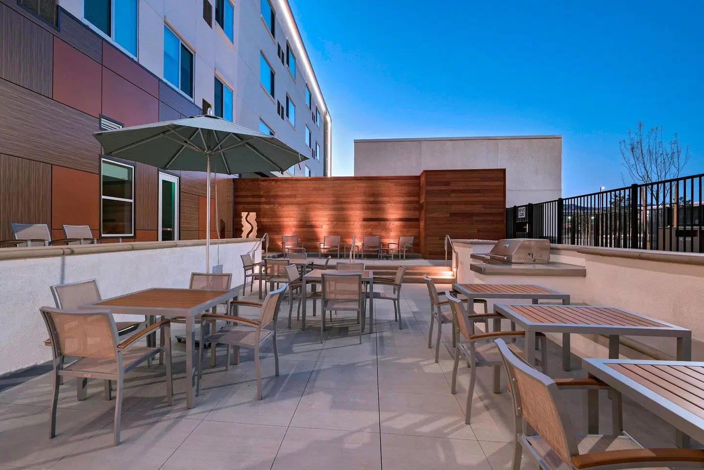 Element by Westin Palmdale Terrasse