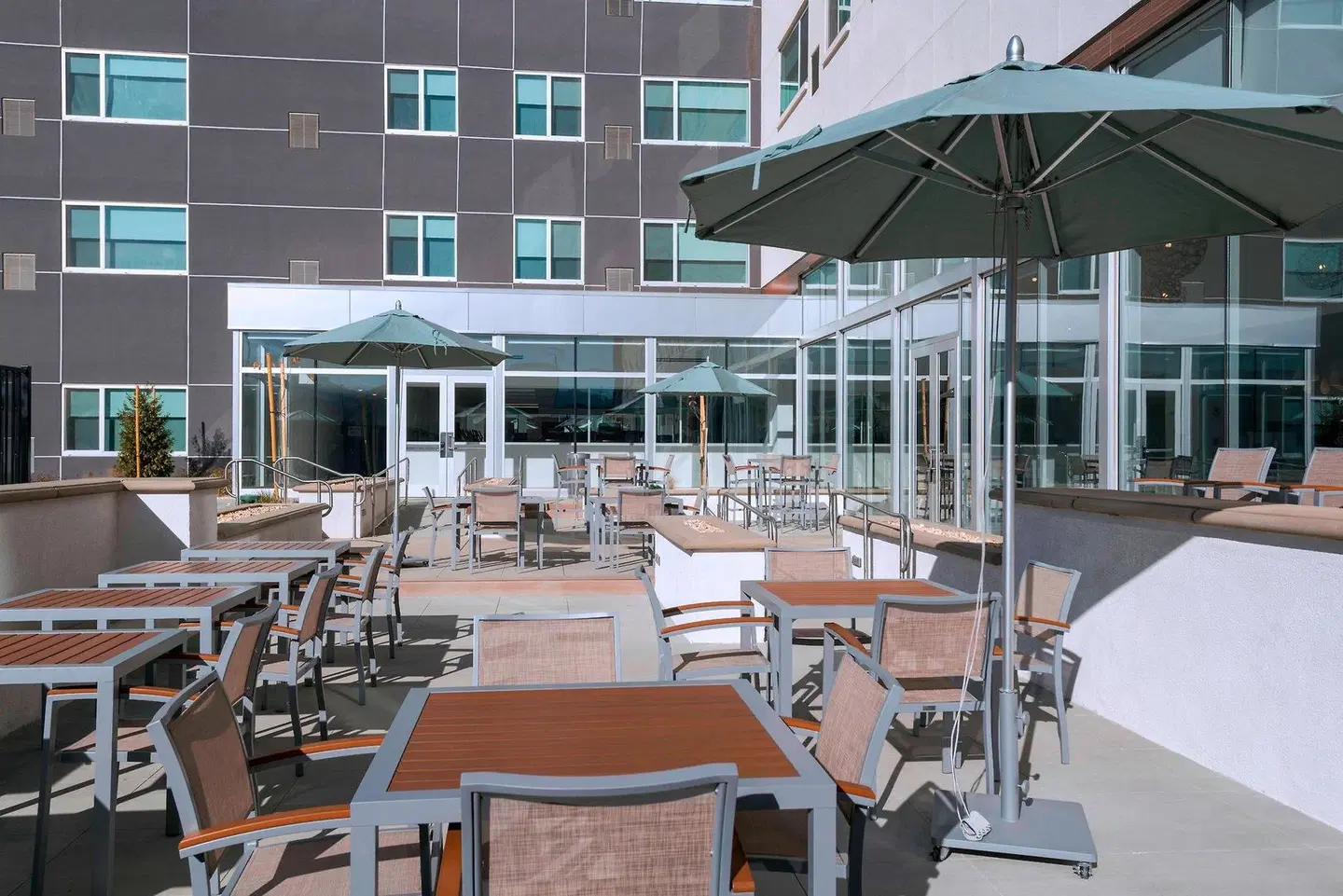Element by Westin Palmdale Terrasse
