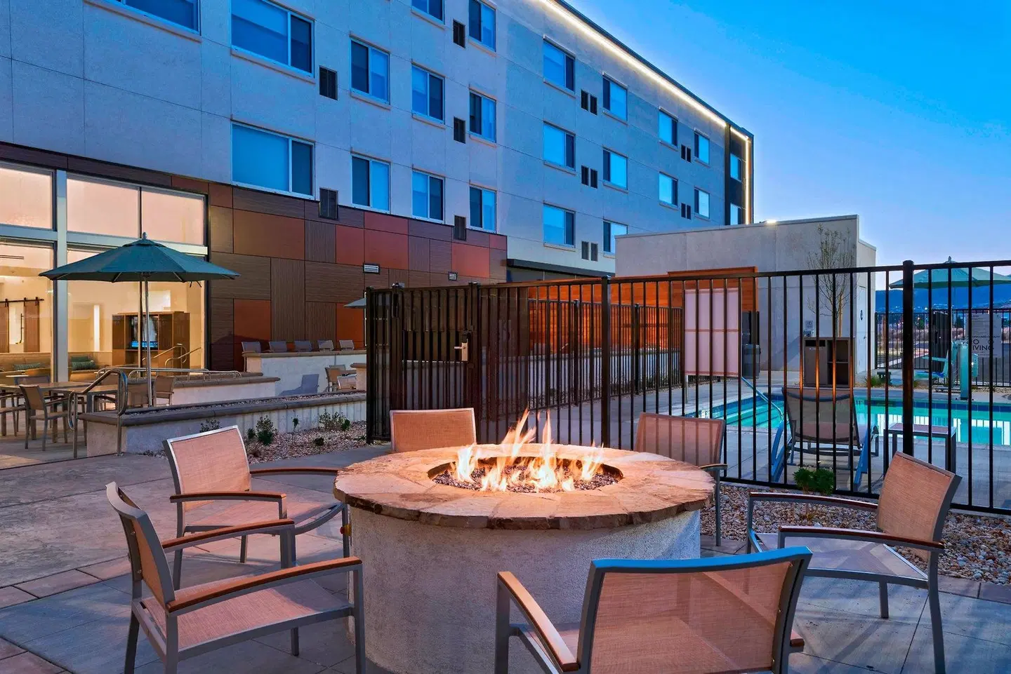 Element by Westin Palmdale Terrasse
