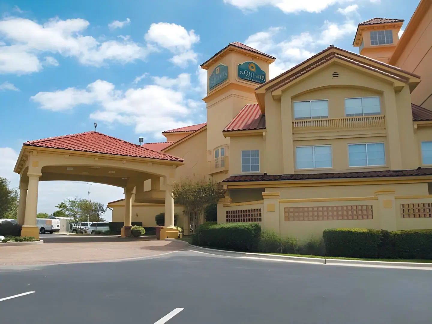 La Quinta Inn & Suites by Wyndham Austin Airport EXTERIOR