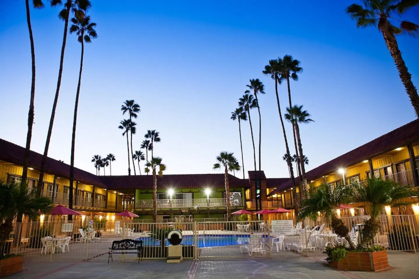 Hotel Saddleback EXTERIOR
