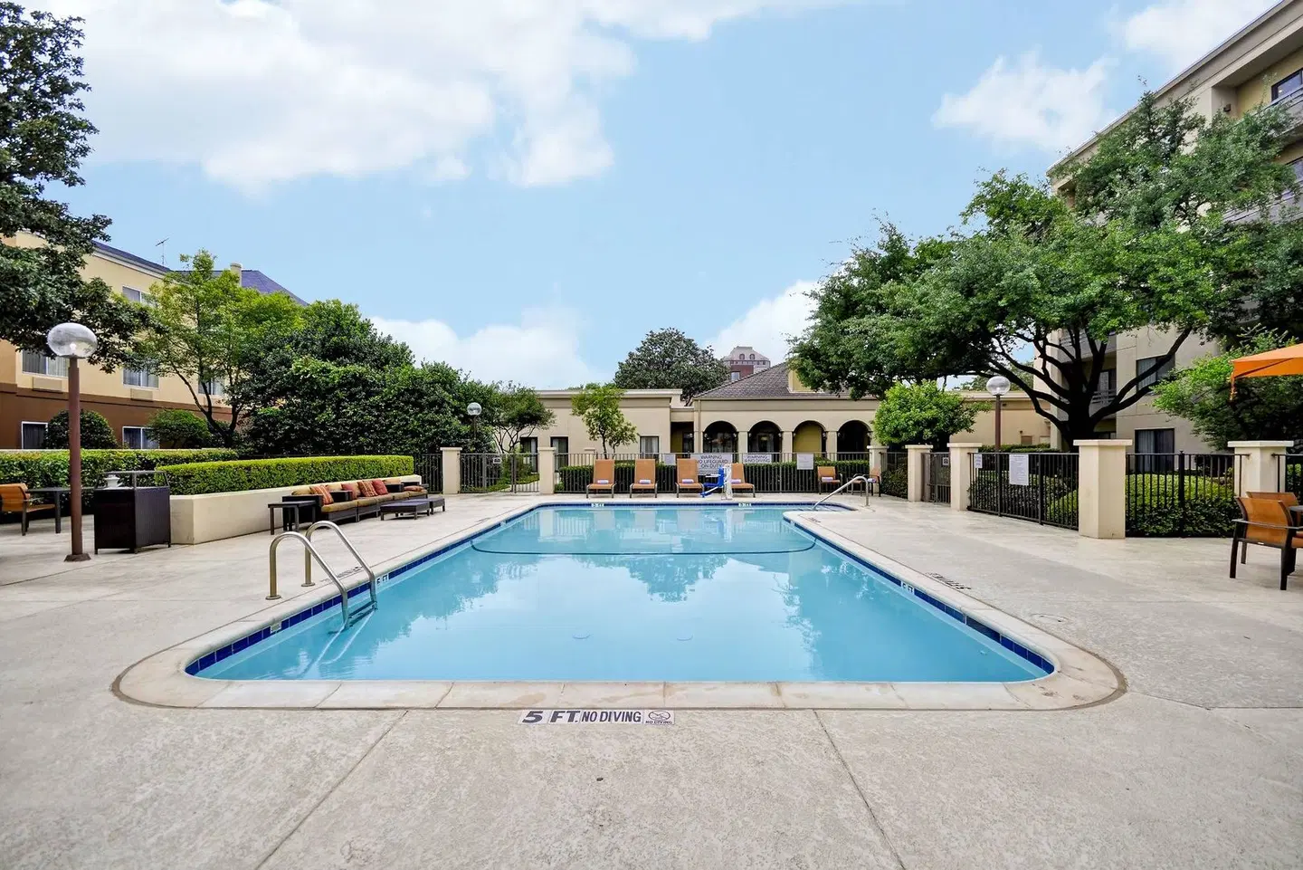Courtyard by Marriott Dallas Medical/Market Center OUTDOOR_POOL