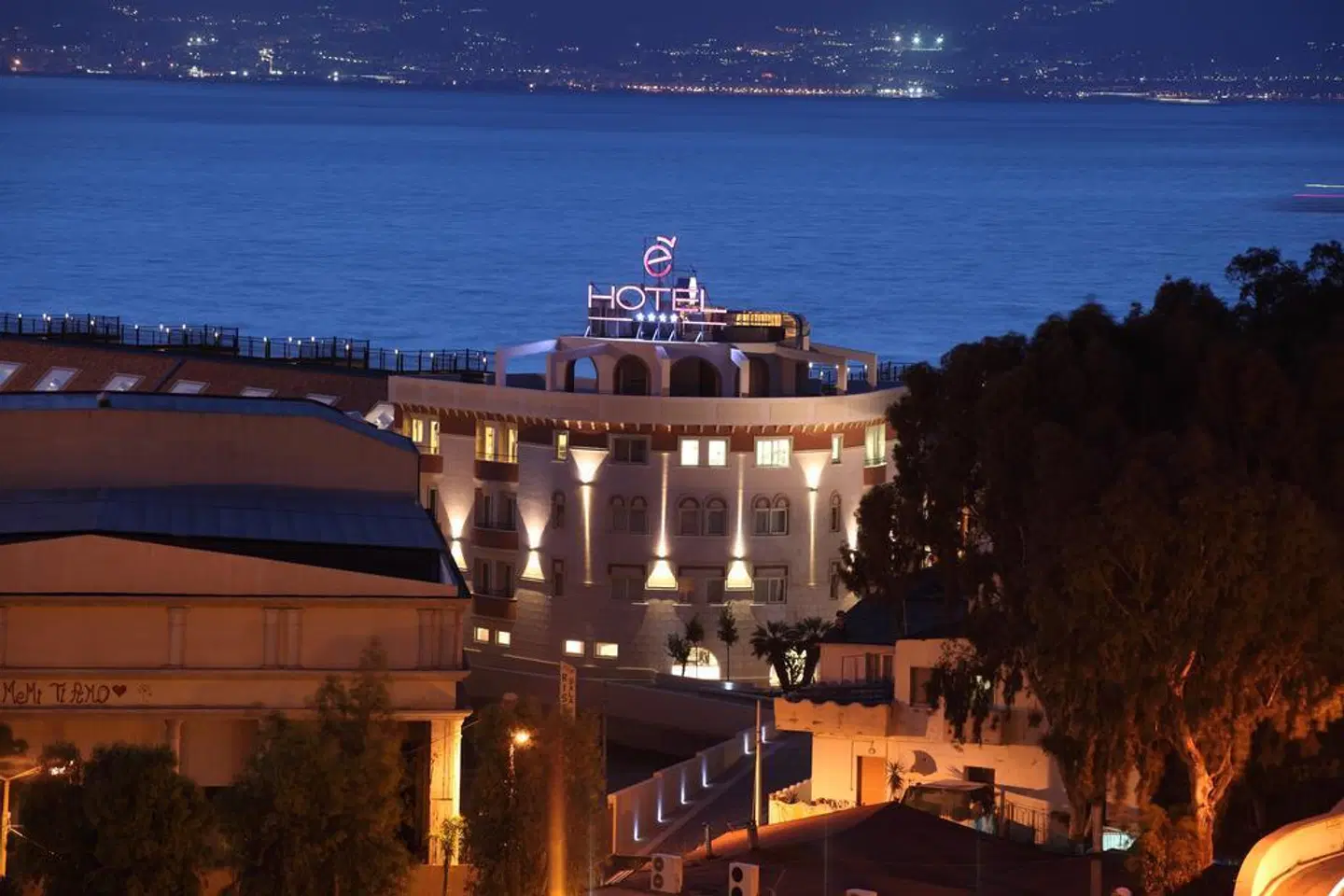 E' Hotel EXTERIOR