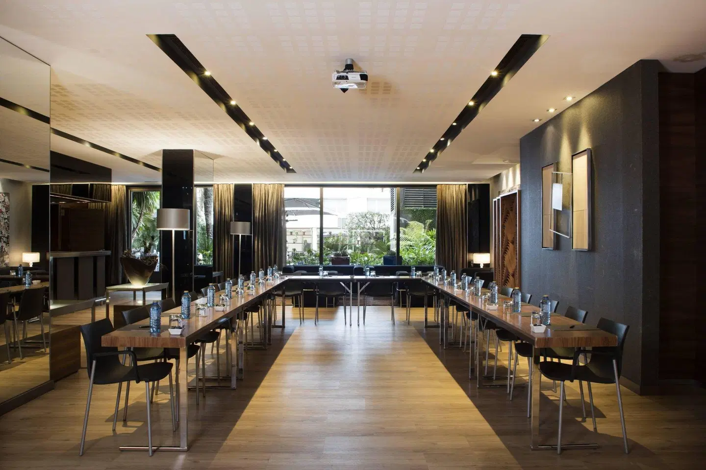 AC Hotel by Marriott Victoria Suites Bar
