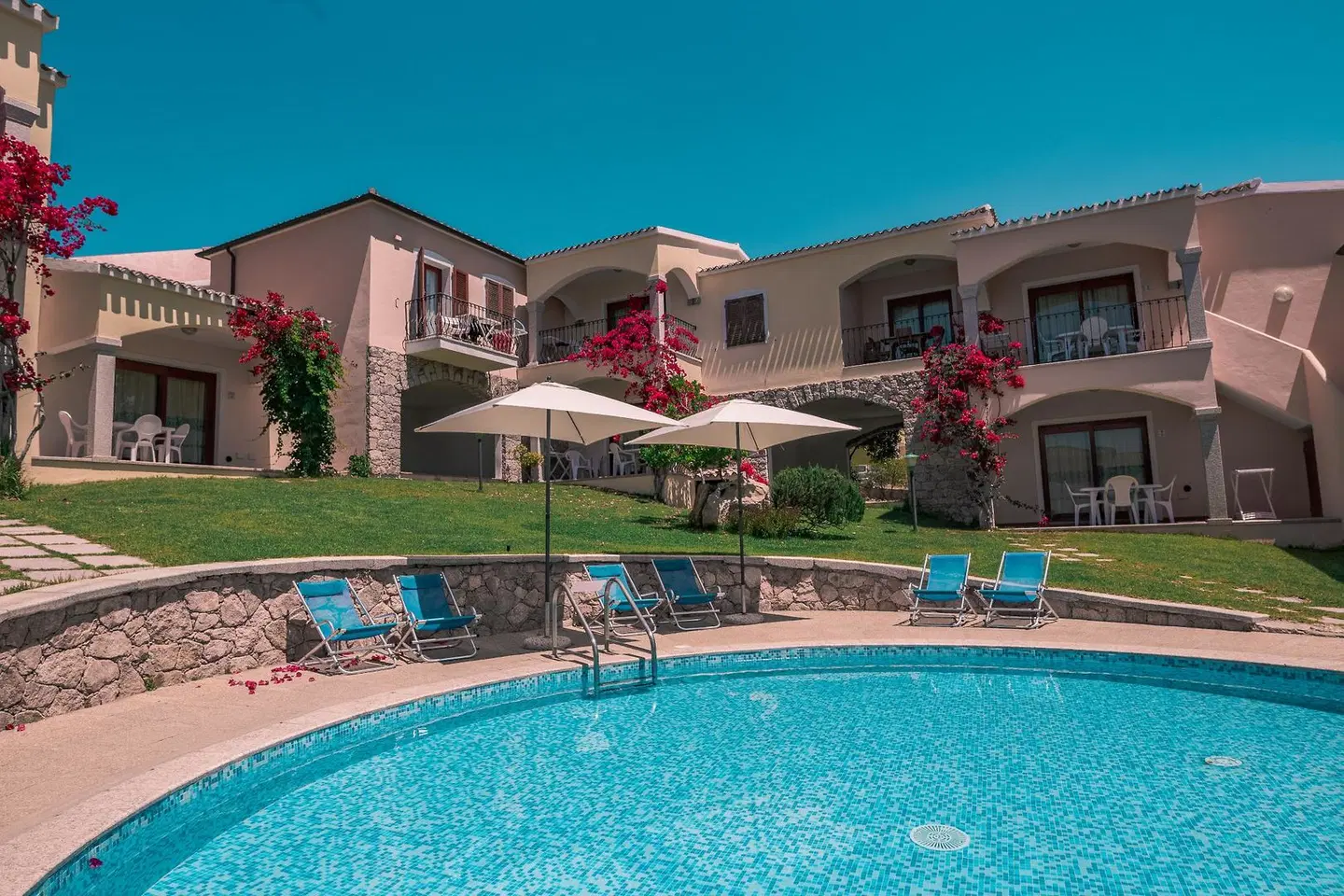 Badus OUTDOOR_POOL