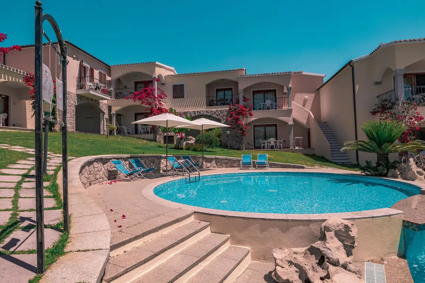 Badus OUTDOOR_POOL