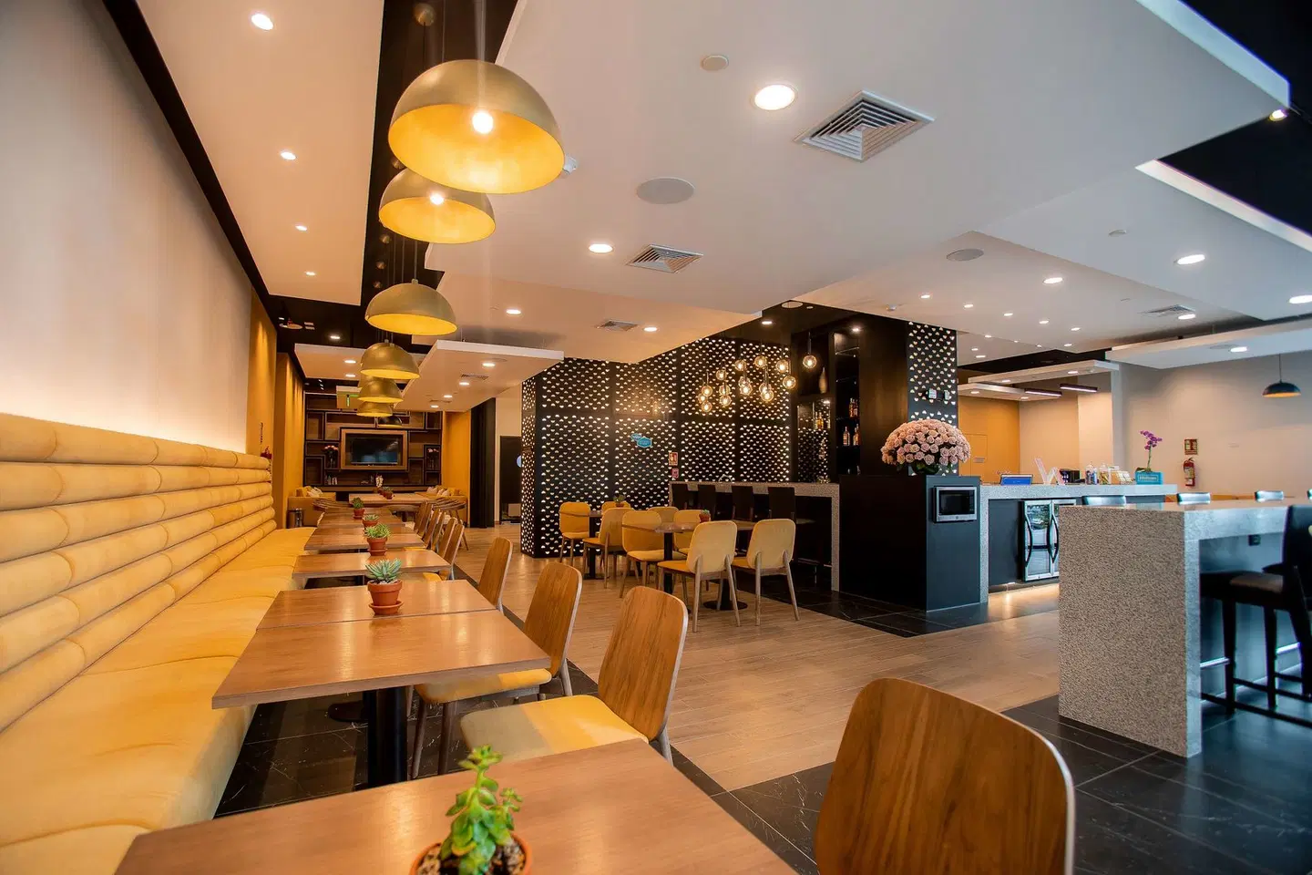 Hampton By Hilton Quito La Carolina Park Bar