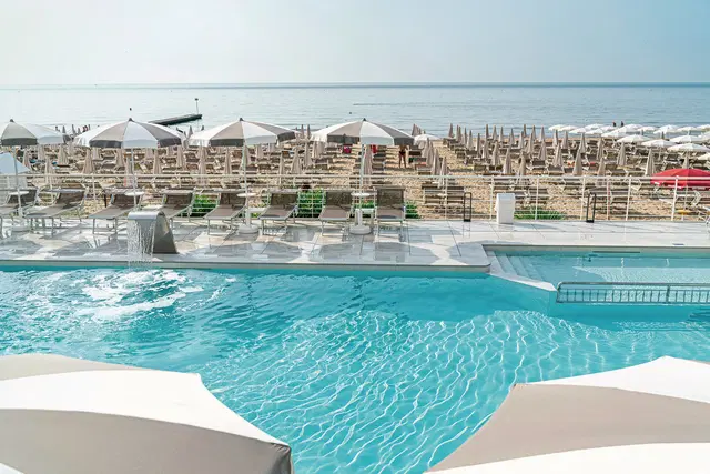 Capitol OUTDOOR_POOL