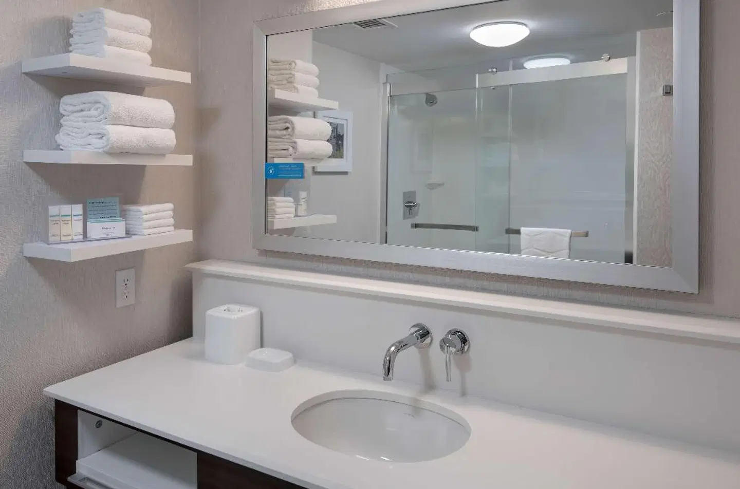 Hampton Inn Boston-Logan Airport Badezimmer