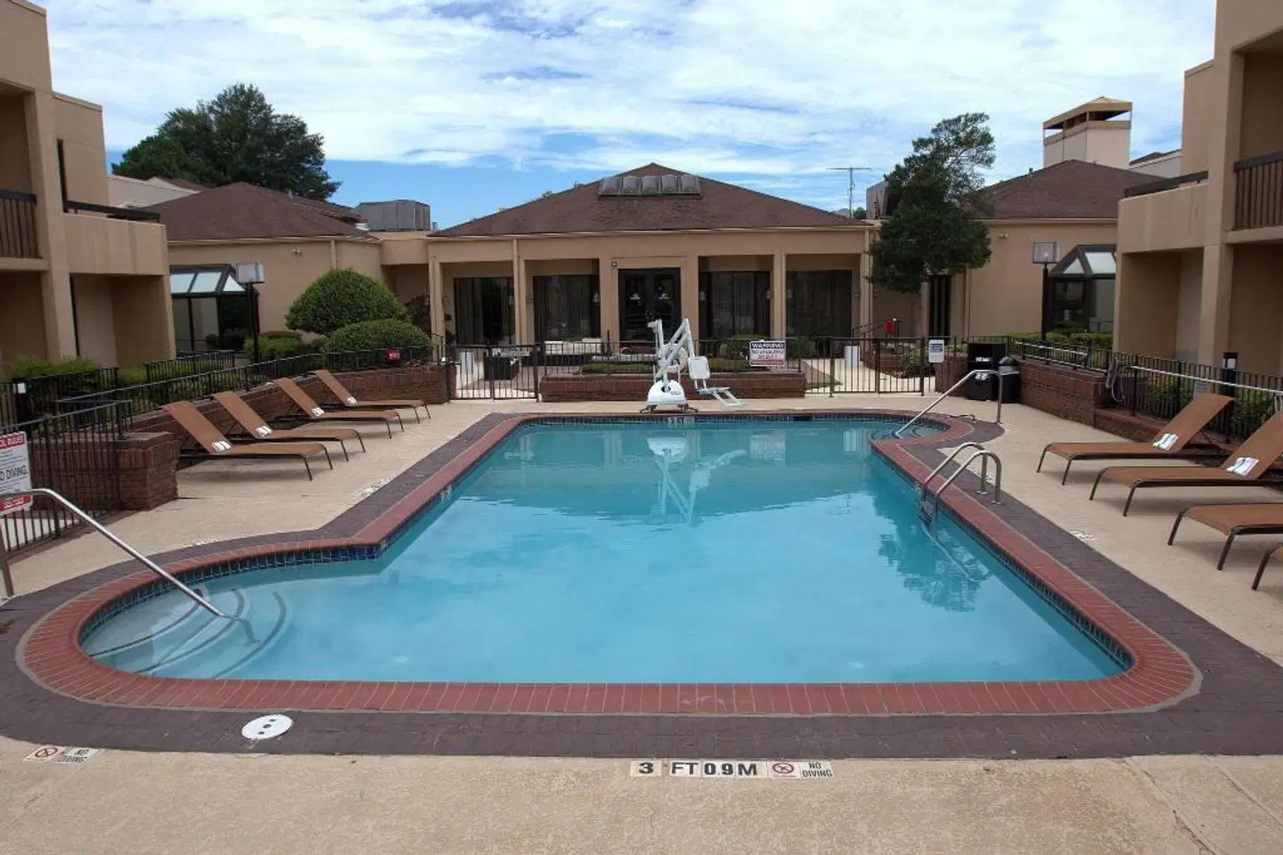 Courtyard by Marriott Atlanta Northlake OUTDOOR_POOL
