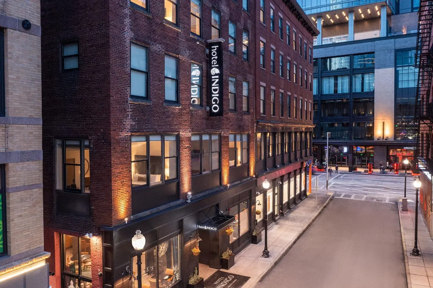 Hotel Indigo Boston Garden EXTERIOR