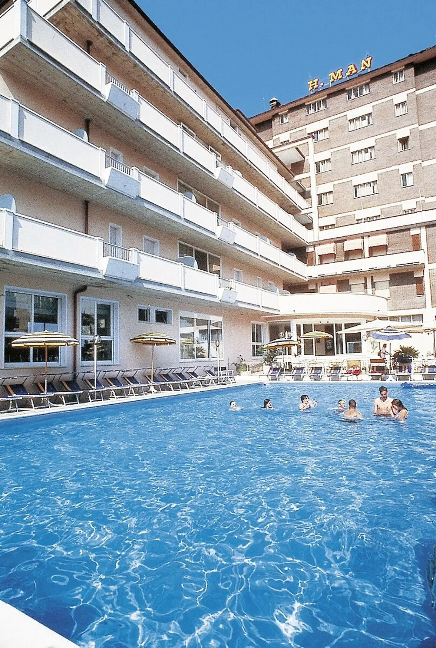 Man OUTDOOR_POOL