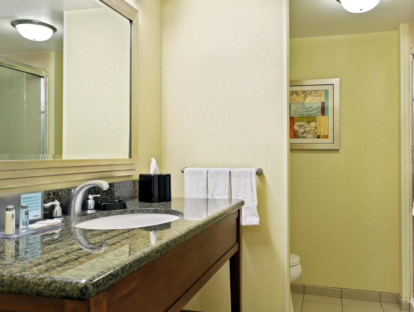 Hampton Inn & Suites Orlando Airport @ Gateway Village Badezimmer